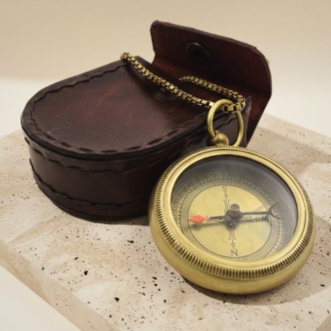 Stylowy Kompas Mosiężny z Łańcuszkiem w Skórzanym Etui - COM-0470A